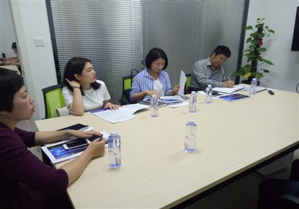 市發(fā)改委調(diào)研工作組正聽取艾歐特無人服裝零售解決方案介紹