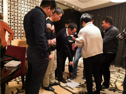 廈門艾歐特科技舉行的“抱團站”團隊協(xié)作游戲激烈討論中